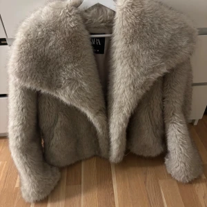Beige pälsjacka från Zara - Säljer en super trendiga och fluffig beige pälsjacka från Zara. 