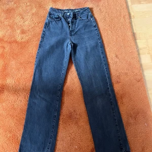 Svara högmidjade jeans - Säljer dom eftersom de är för små. Använt få gånger, de är i fint skick.
