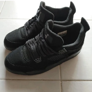 Jordan 4 Blackcats - Snygga svarta sneakers med snörning och detaljer i syntetmaterial. Perfekta för en stilren look. Jordan 4 black cats bra condition. Hundra procentish äkta 100%