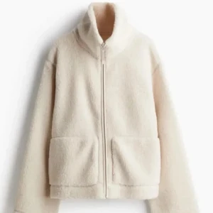 Beige teddyjacka med dragkedja - Mysig beige teddyjacka med dragkedja och stora fickor framtill. Jackan har en hög krage och långa ärmar. Bar skick, köpt från HM❤️jag är 170cm och har jackan i strl M, hör av er för mer bilder. Pris kan diskuteras🥰