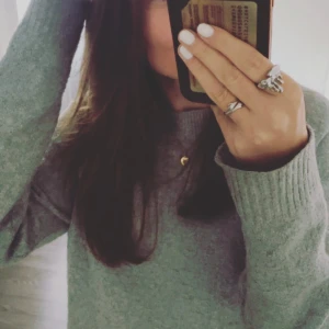 Grå tröja - Säljer en stilren grå tröja med långa ärmar. Perfekt för en avslappnad look. Tröjan har en enkel design som passar till det mesta.