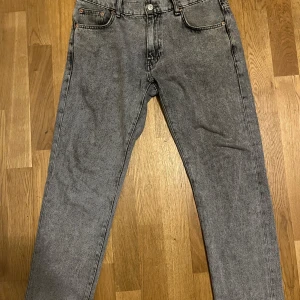 Grå woodbird jeans - Grå woodbird jeans nypris 1000. Passformen är straight. Säljer för att jag inte använder längre. Skriv vid frågor.