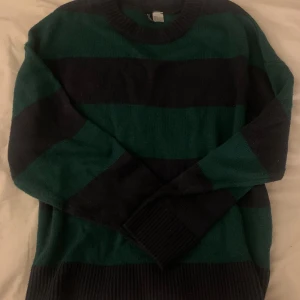 Randig stickad tröja - Mysig tröja till hösten, säljer då den inte används