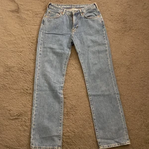 Blå jeans med låg midja - Säljer dessa jeans från carlings. Lågmidjade med raka ben. Använda max 3 gånger!