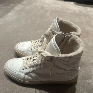 Zadig voltaire skor - Skorna köptes på bestsecret har tyvärr ingen sko låda jätte bra skick. Varma perfekt för vintern . Storlek 42 passar 43