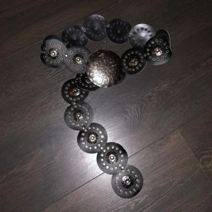 Läderbälte y2k - Skitsnyggt 2000s bälte, sitter så fint med ett par jeans/kjol 😍