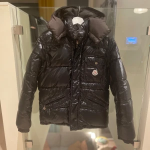 Moncler jacka - Moncler jacka storlek 1 (S), inga skador. Jackan är ut och in vändbar med en glansig svart sida och en brun/grön quiltad sida. Äkthetsbevid finns. Skriv vid frågor!