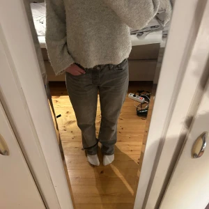 Grå lågmidjade jeans - Snygga grå jeans från Lager 157 i storlek S. Innerbenslängd: 83 cm💗