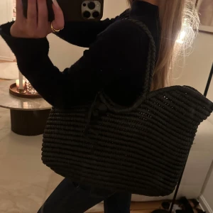 Väska - Säljer denna jättefina väskan från h&m, jätterymlig!!