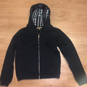 Svart Burberry hoode - Riktigt skön burberry hoodie. Storlek L, passar mer som M. Använt cirka 5 gånger 