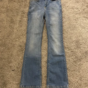 Blå jeans från Grunt - Säljer ett par klassiska blå jeans från Grunt. De har en bootcut-stil och är tillverkade i jeansmaterial. Perfekta för en avslappnad look. Pris kan alltid diskuteras🥰