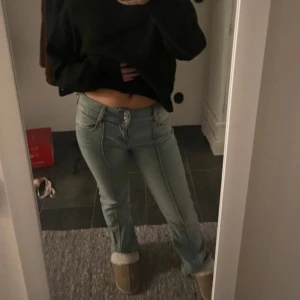 Bershka jeans  - Säljer ett par ljusblå jeans med knappar framtill. Jeansen är lågmidjade. Det är uppklippta någon cm! Köpte dem på Vinted är 169 (de var för korta på mig)