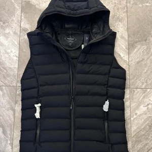 James harvest väst - En riktig snygg väst från märket James harvest i färgen svart⚫️| PRIS KAN DISKUTERAS VID SNABB AFFÄR| Västen har aldrig använts| TAGGARNA SITTER KVAR PÅ DEN| Storlek M| Hör av er vid fler funderingar ☁️