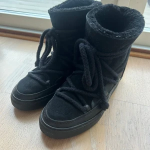 Inuikii - Svara inuikiis i storlek 37. Använt en vinter men fortfarande väldigt fint skick! Nypris 3000kr. Hör av dig vid frågor!!