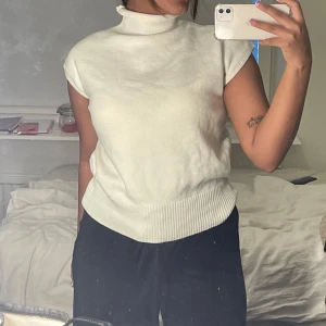 Stickad tröja - Denna fina stickade tröjan har aldrig kommit till användning. Storlek S💕 Inga skador eller defekter.