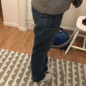 Blå 2000s jeans med raka ben - Säljer ett par  blå jeans med raka ben och snygga detaljer på bakfickan. Säljer då de inte kommer till användning så ofta och inte längre passar så bra❤️skulle nog säga att storleken är mella S-M