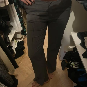 Grå kostymbyxor - Snygga grå kostymbyxor med medelhög midja och bootcut-stil. Lätt en av de snyggaste kostymbyxorna jag har när det gäller passform, även mycket sköna. 