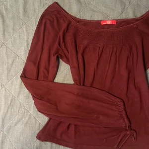 Vinröd långärmad❤️ - Vinröd långärmad tröja med jättefina detaljer kring hals och ärmar!!