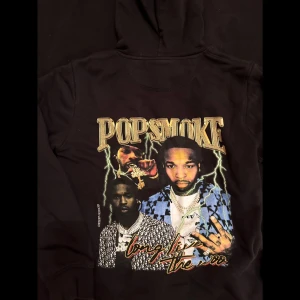 Hoodie - Popsmoke hoodie i storlek S har använd fåtalgånger , den är mjuk i material 