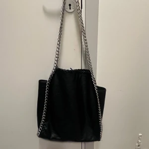 Svart axelväska från tiamo - Snygg svart axelväska från tiamo i fint skick 