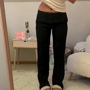 Svarta byxor från Nelly - Snygga svarta byxor från Nelly i storlek 34. De har en klassisk design med låg midja och en rak passform som ger en stilren look. Perfekta för en chic och elegant stil.