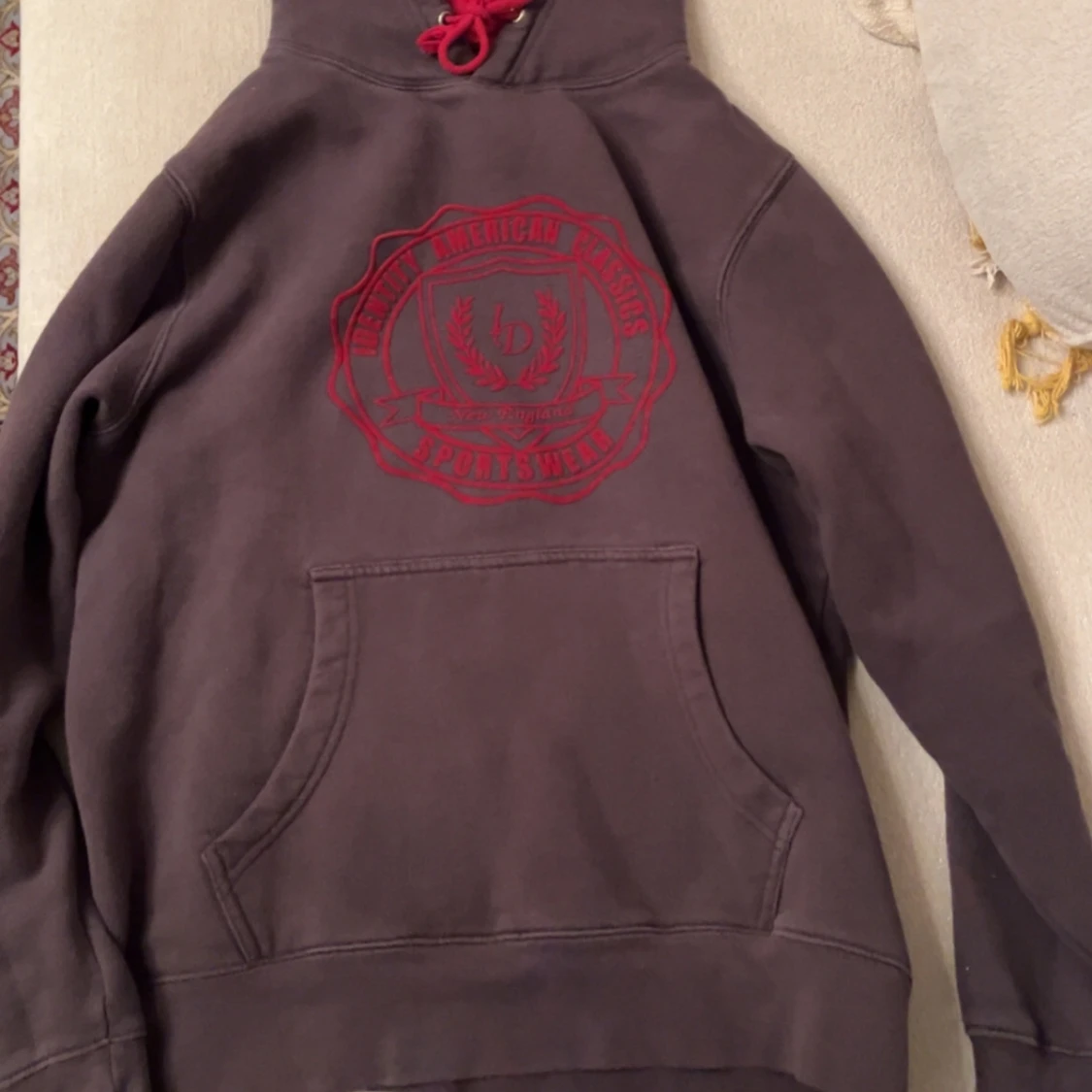 Mörkbrun identity hoodie med rött tryck - 91