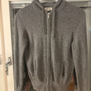 Grå zip hoodie från Soft Goat - Säljer en grå zip-hoodie från soft goat i kashmir!  Den är i mycket bra skick, endast använd fåtal gånger. Nypris 2695kr! 