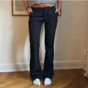 Lowwaist kostymbyxor med slits - Säljer dessa kostymbyxor med slits från bikbok! Säljer både dessa i storlek 36 och ett par till i storlek 38 (egen annons) då båda var för små för mig💞