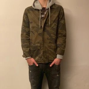Camouflagefieldjacket från Zadig&Voltaire(Helt ny) - Säljer en helt ny Fieldjacket från Zadig&Voltaire. Jackan är i storlek XS men passar storleken större. Fieldjacketen passar perfekt för höst vår och de mildare vinterdagarna. Ny pris ligger på runt 4000. Priset går att diskutera vid snabb och smidig affär. Hör av er vid frågor och funderingar.