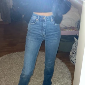 Blå Zara jeans - Sköna jeans från Zara med hög midja och slits. Obs sista bilden är bara för modellen på jeansen, inte färgen! De är blåa 💙