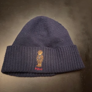 Polo Ralph Lauren mössa - knappt använd, köpte förra vintern och har inte använt den sedan dess.