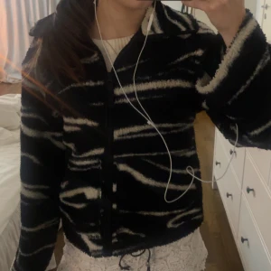 Hm fleecejacka - Populära svart vita zebra fleecen från Hm, säljer pga inte använing!!