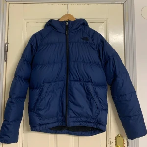 The North Face vinterjacka/dunjacka  - Snygg dunjacka från The North Face i storlek L/G 14/16 SITTER SOM XS. Nyligen tvättad och i ett jätte bra skick! Perfekt för kyliga dagar då den är varm, vindtät och väldig komfortabel. Den perfekta jackan för dig som letar efter en stilig vinterjacka som passar med vad som helst 😊. Passar tjejer/killar lika bra. Skriv gärna när du har funderingar eller frågor, då svarar jag gärna ☺️ -Yannick 