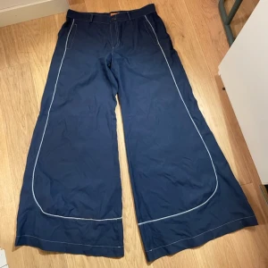 JÄTTE BAGGY FISHBONES🤟 - HOOOOOLY 🔥🔥🔥 dessa byxor de mest baggy någonsin, de har bara inte kommit till användning lika mycket som jag hoppades😔😔😔 köpt på vinted för en stor slant💯 Var inte rädd att ställa frågor om mått eller fler bilder🙏🙏