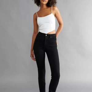 Molly jeans  - Säljer dessa Molly jeans från Gina Trico i storlek S men sitter ganska tajt vid låren och där nere är de bootcut med en slits (pris kan diskuteras)