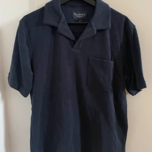 Marinblå pikétröja från Bondelid - Marinblå pikétröja i frottéliknande material från Bondelid i storlek S. Använd enstaka gånger, därav väldigt fint skick!