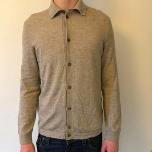 Morris merino knitted shirt  - Hej! Säljer denna fräscha Morris tröjan, storleken är L passar dock M dessutom. Jätte ren använts ett fåtal gånger. Nypris ligger på 1899 kr, hör gärna av er vid frågor!