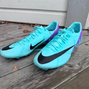 Nike zoom fotbolls skor storlek 45 - Använda en gång så i stort sätt oanvända fotbolls strumpor ingår