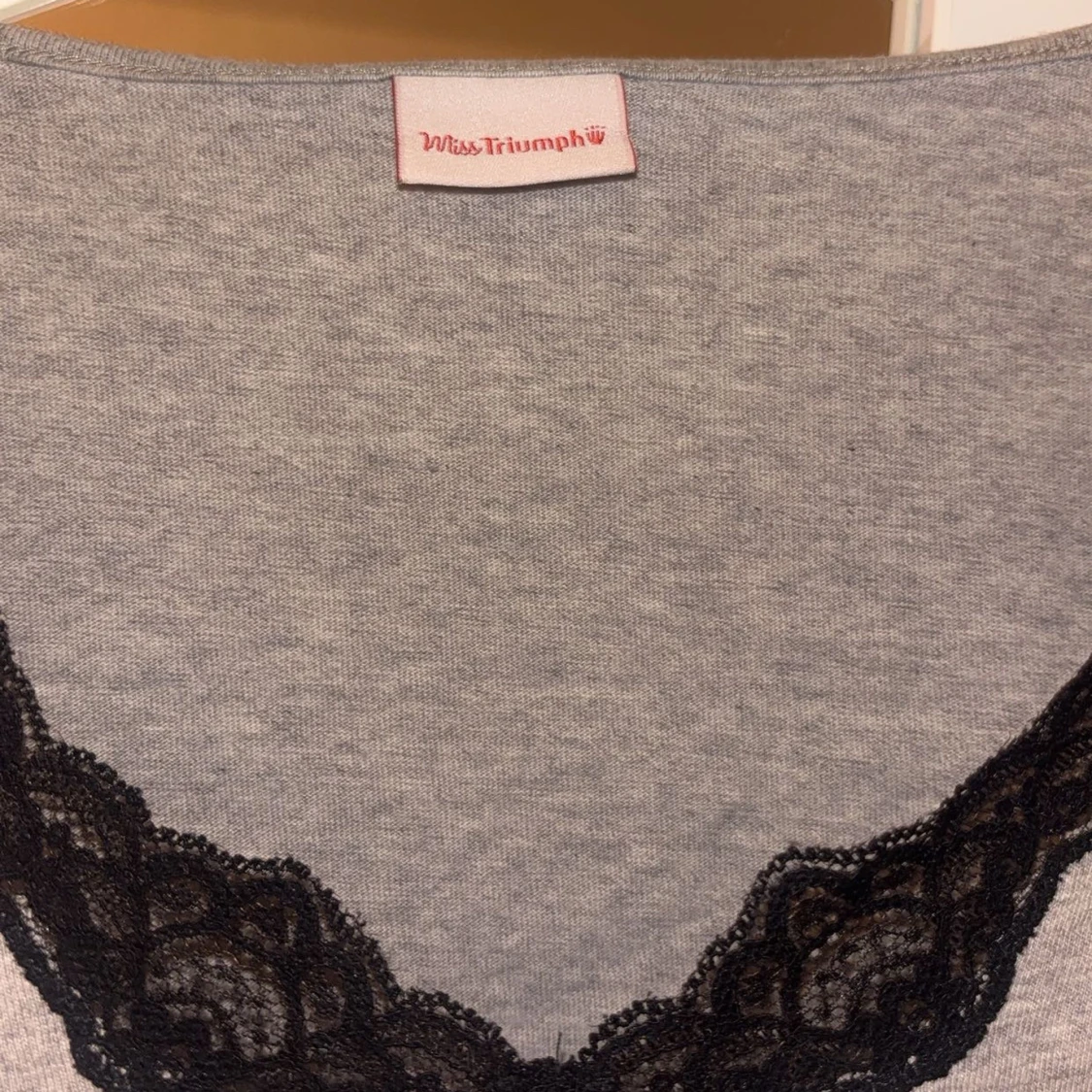 Grå tröja med spetsdetalj från Miss Triumph - 92