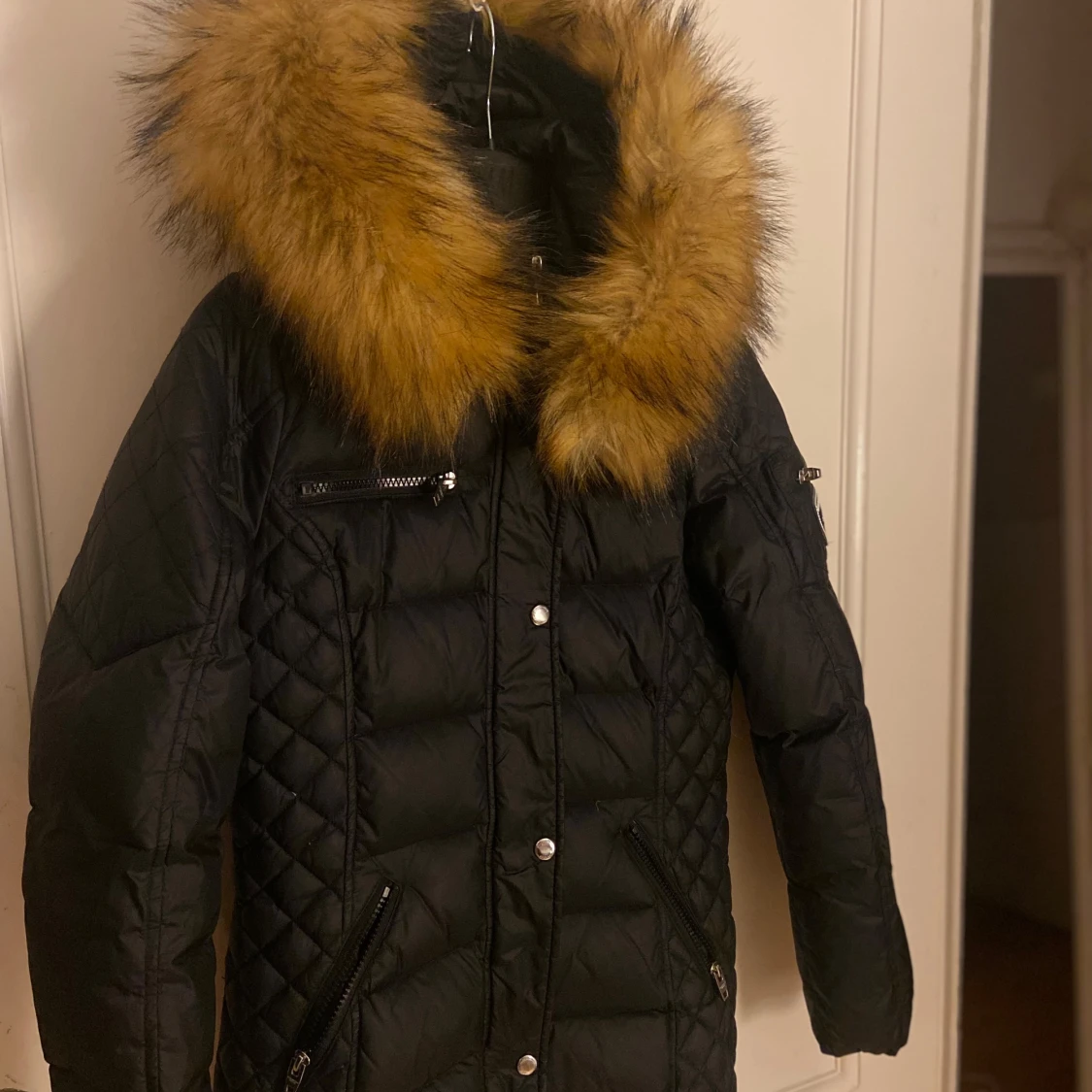 Svart dunjacka med päls från Rockandblue