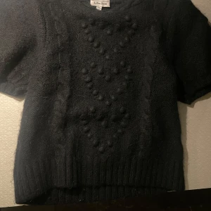 Svart stickad tröja från & Other Stories - Jättefin svart stickad tröja från & Other Stories med korta ärmar och ett unikt mönster💫🌟 skriv för fler bilder! 