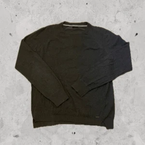 Mörkgrå tröja - Diesel - Grå tröja från Diesel. Storlek: M. Skick: 9/10. Kontakta oss för fler bilder eller info!🙌