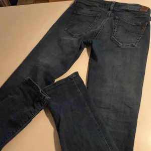 Blå jeans från Replay - Snygga blå jeans från Replay.