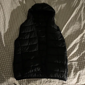 Väst med luva  - Snygg svart dunväst med luva från hm, bra skick! Storlek M