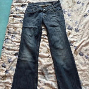 Blå jeans från Lee - Säljer ett par supersnygga Lee Jeans i storlek w28 L33, straight/ bootcut i modellen och Lowwaisted, sitter som xs, inget slitage men köpte på Vinted
