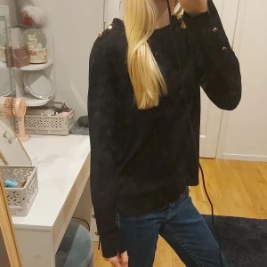 Svart långärmad tröja med knappar - Säljer en stilren svart långärmad tröja med dekorativa knappar på axlarna. Passar bra till jeans eller kjol. Storlek: XS🩷🩷