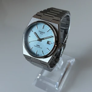 Tissot PRX Powermatic 80 - • Modell: Tissot PRX Powermatic 80 • Storlek: 40mm • Referens: T137.407.11.351.00 • År: 2024 • Skick: Mycket Bra • Medföljer: Fullset