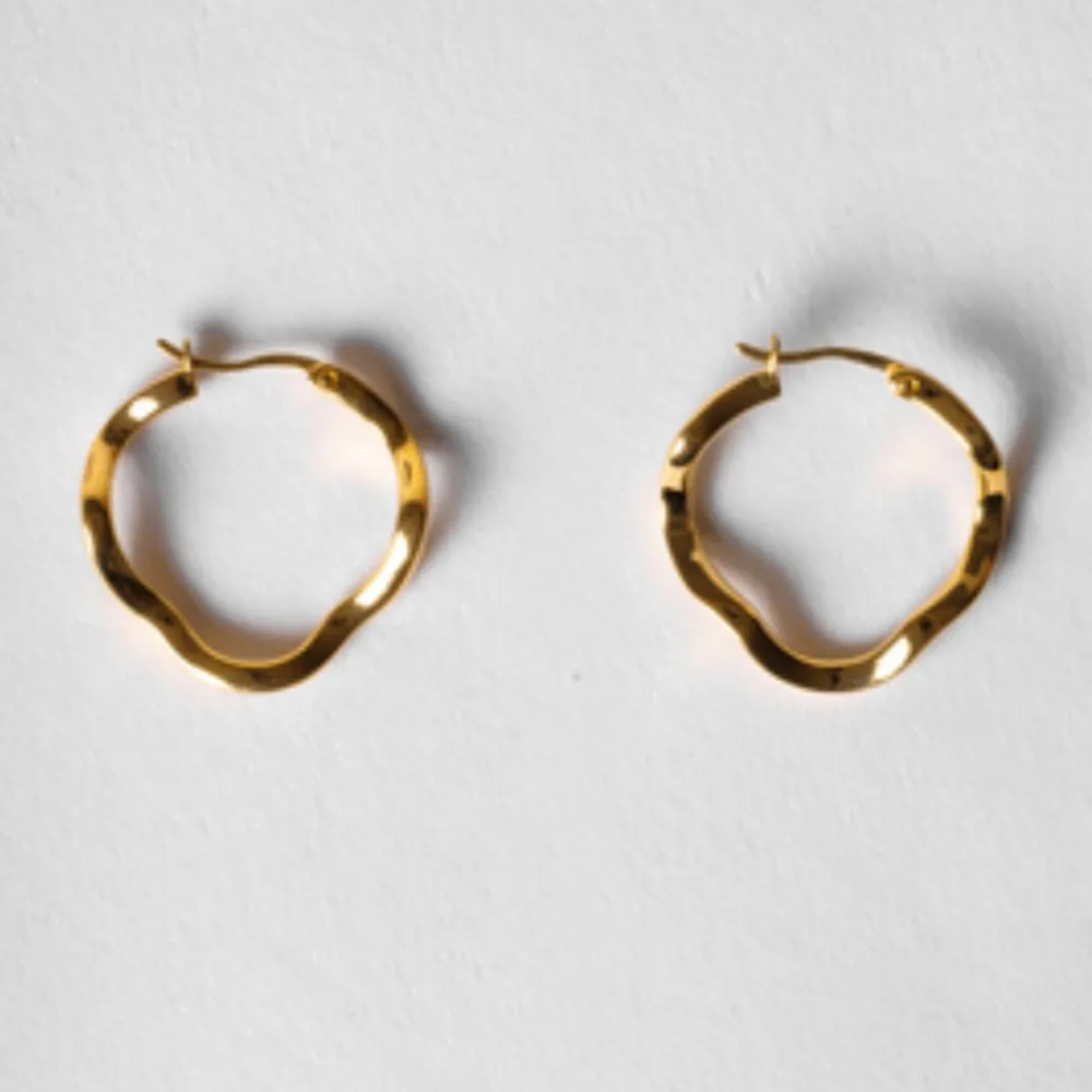 Sterling silver guld pläterade, nypris 499 kr. Sista bilden är samma örhängen fast i silver. Kommer i en vit Safira box.. Asusteet.