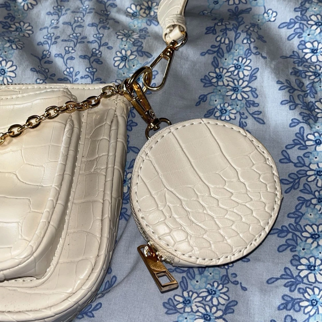 Beige axelväska med kedjedetalj - 90