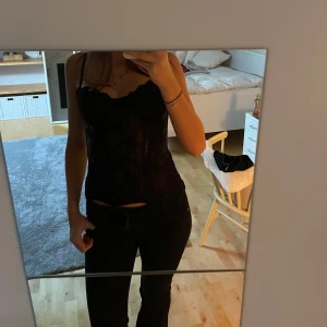 Söt korsett topp - Söt svart korsett topp med spetsdetaljer. Perfekt för en elegant look och passar bra till både jeans och kjol. Fint skick och bara använd en gång. Pris kan diskuteras vid snabb affär💕💕